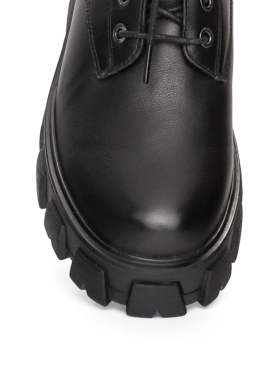 Черные ботинки с заклепками